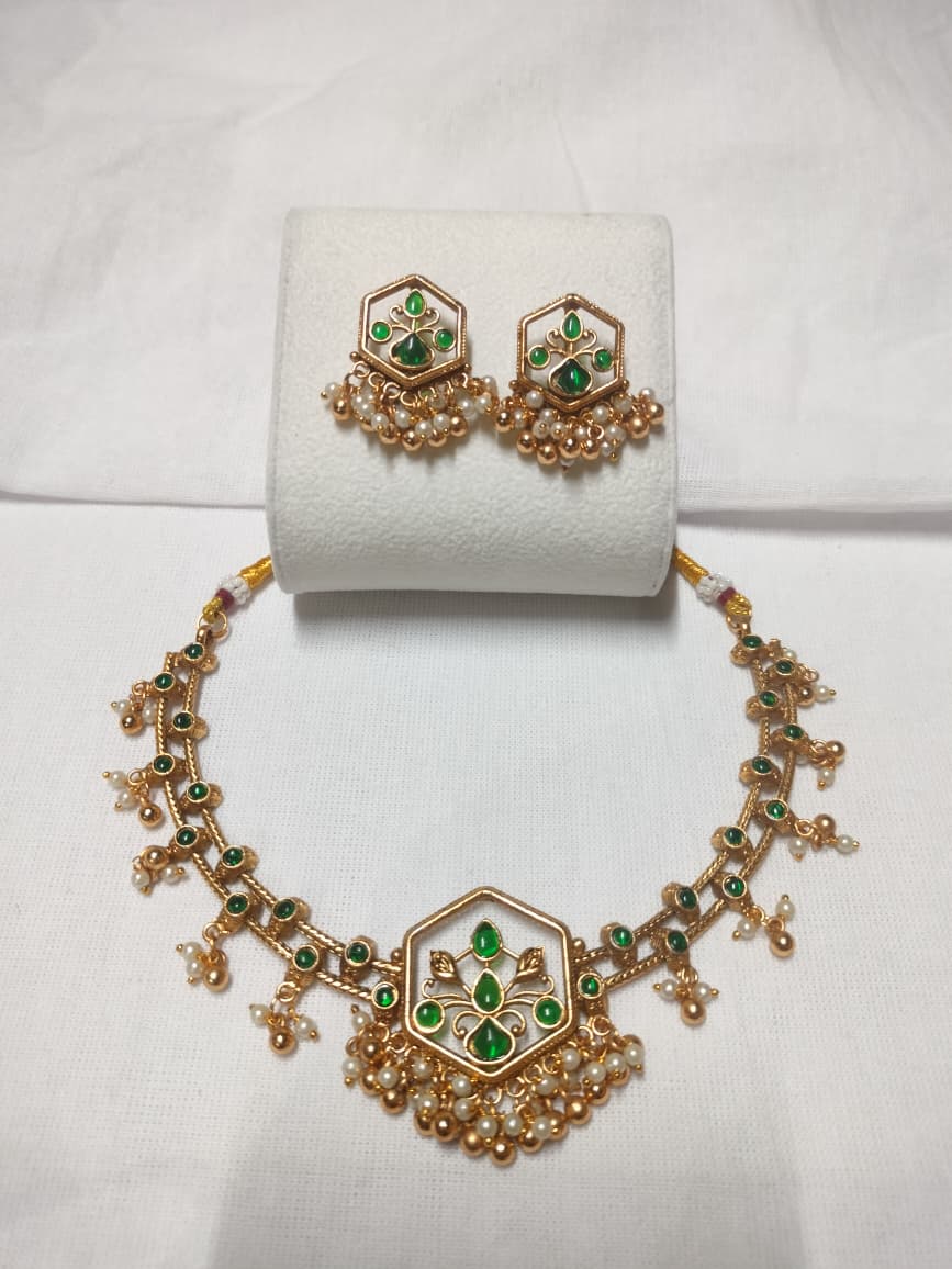 Green stone chocker