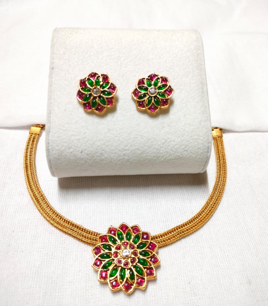 Floral pedant necklace